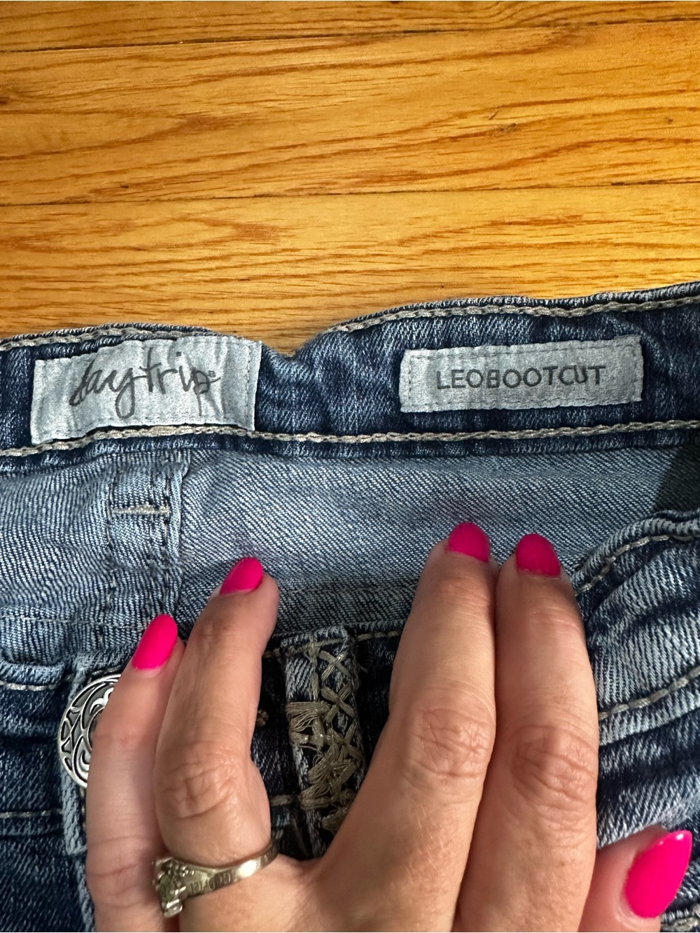 Daytrip Leo Bootcut Jeans Y2K Low Rise Embroidered Rhinestone Flap Pockets 25S - Picture 2 of 9